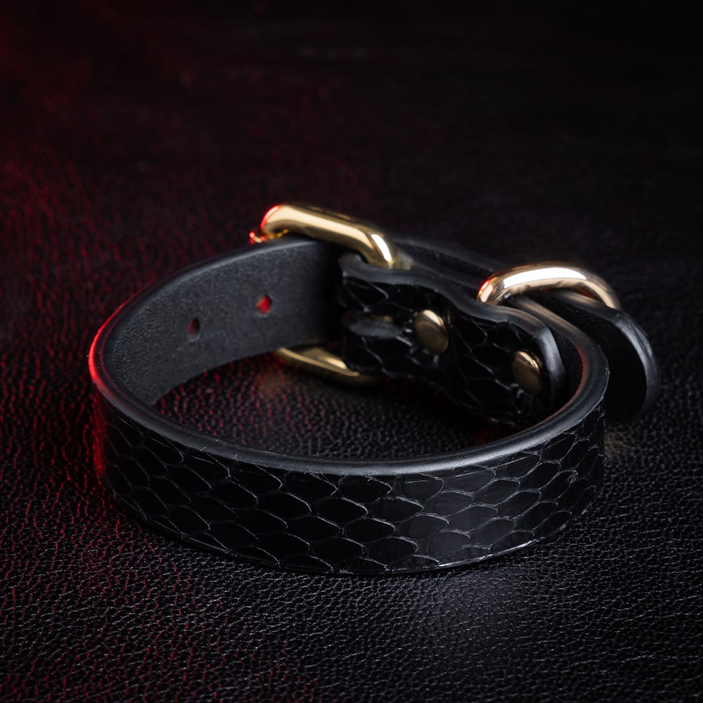 Genuine leather bracelets, available in a variety of colors, handmade.