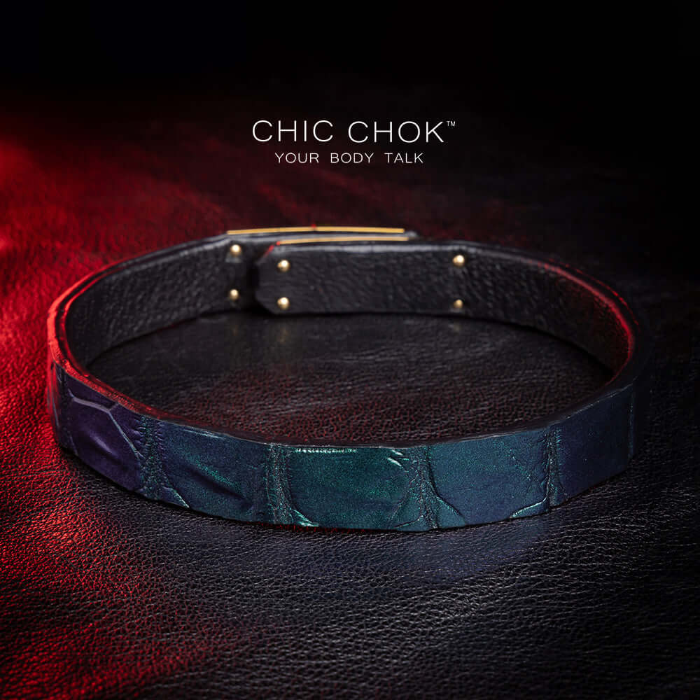 Deep green color, purple shimmering, large scale of the alligator hide, elegant gold locking buckle design, which can have a lock to lock up the collar. Lamb hide inside, friendly touching skin.