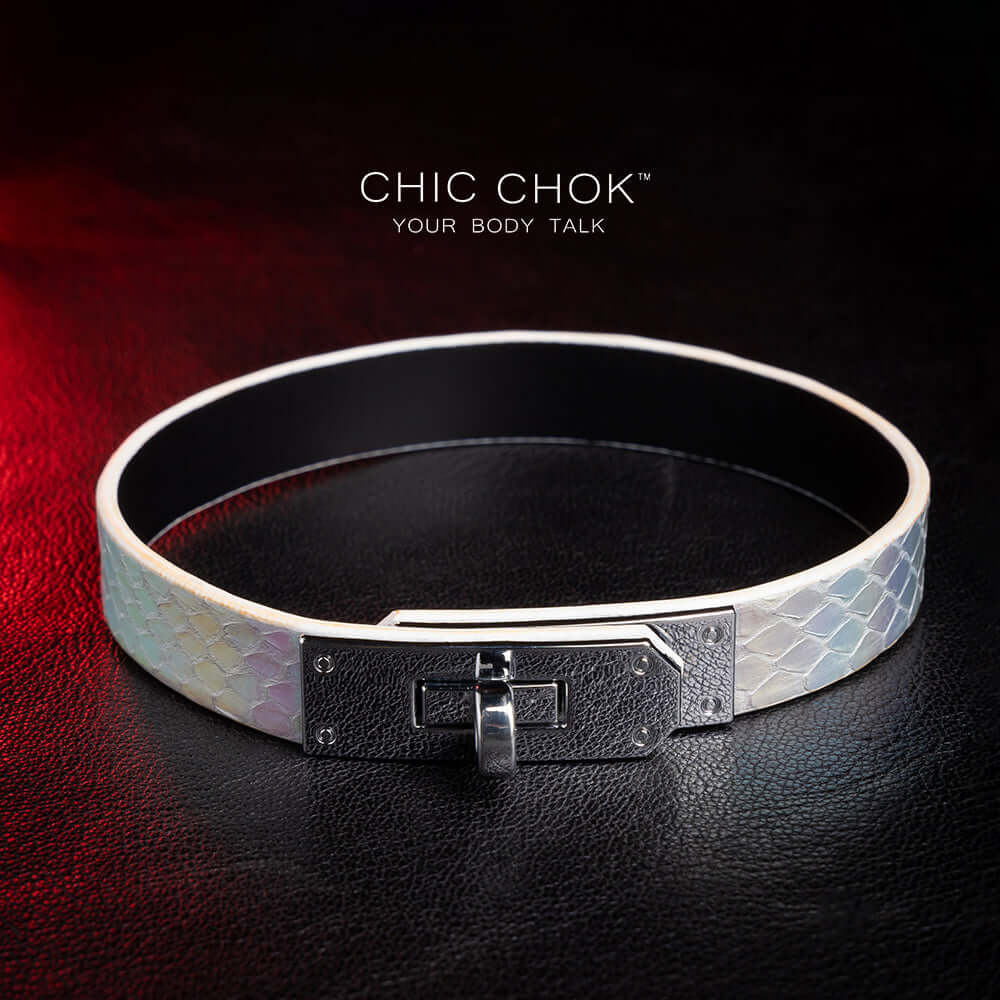 chicchok Quain - Collar chicchok iridescent python leather with metallic silver clasp, suitable for pairing with high-end white clothes, wearing it will have reflective colorful colors
