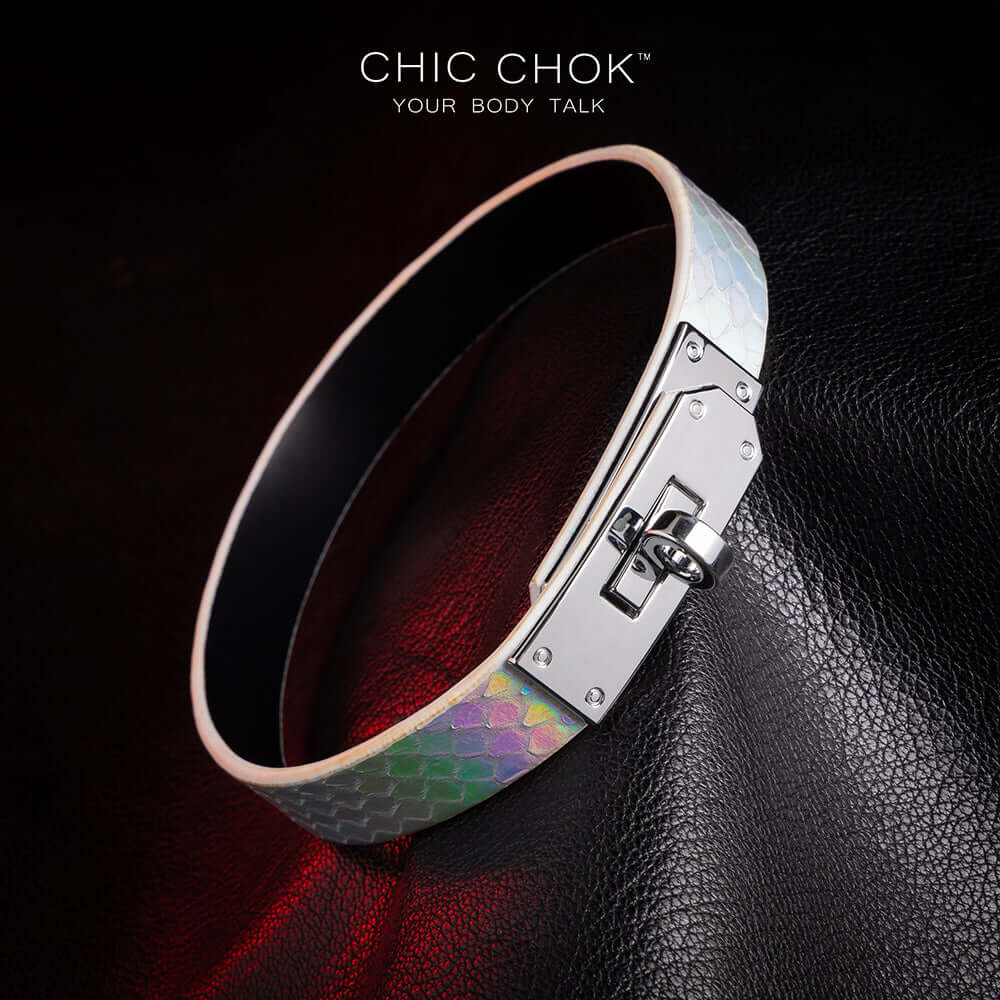 chicchok Quain - Collar chicchok iridescent python leather with metallic silver clasp, suitable for pairing with high-end white clothes, wearing it will have reflective colorful colors