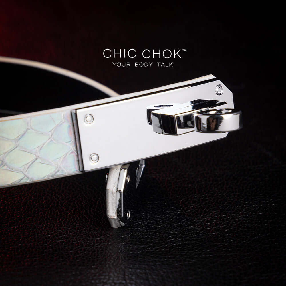chicchok Quain - Collar chicchok iridescent python leather with metallic silver clasp, suitable for pairing with high-end white clothes, wearing it will have reflective colorful colors