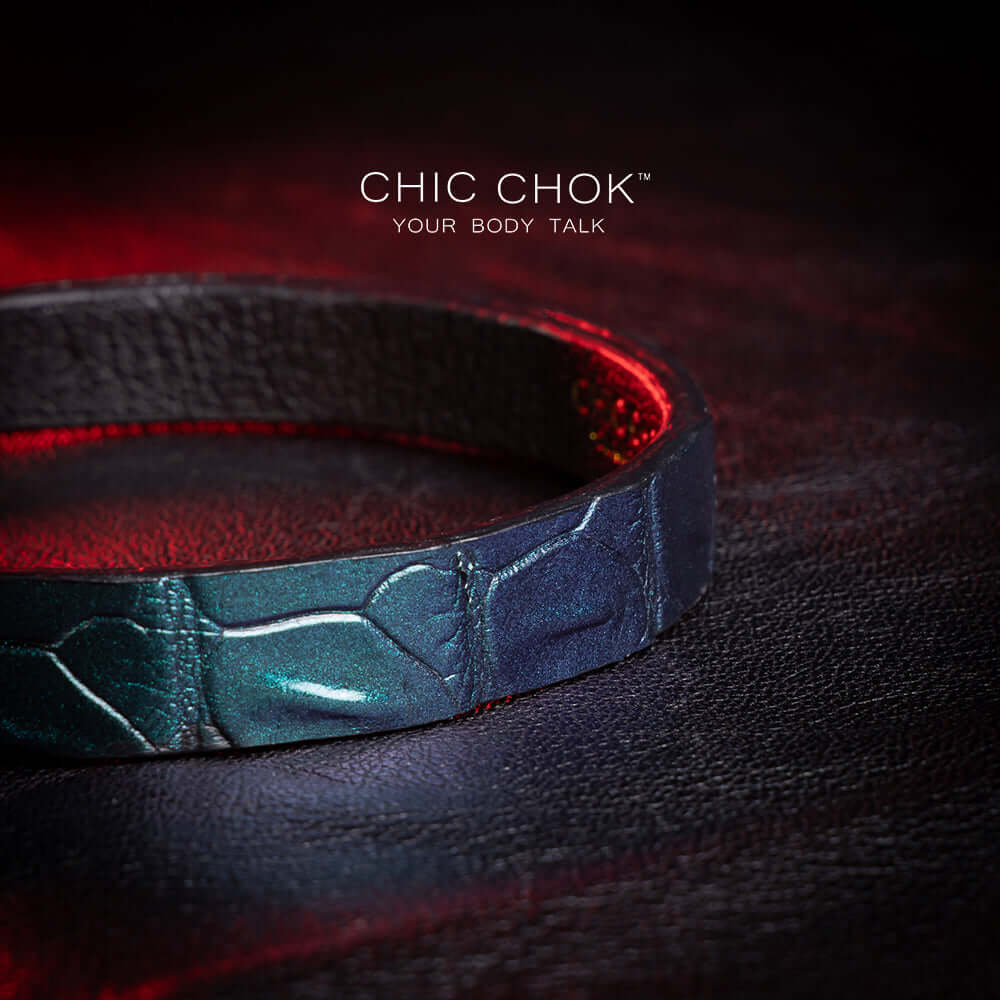 Deep green color, purple shimmering, large scale of the alligator hide, elegant gold locking buckle design, which can have a lock to lock up the collar. Lamb hide inside, friendly touching skin.