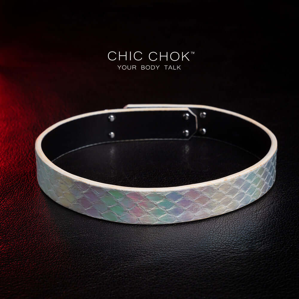 chicchok Quain - Collar chicchok iridescent python leather with metallic silver clasp, suitable for pairing with high-end white clothes, wearing it will have reflective colorful colors